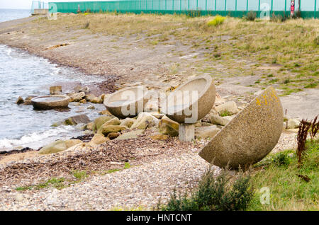 "High Tide" Beton Skulpturen öffentlichen Kunstwerk von Fisher, Wilbourn, Knowles & Brenchley (2001) befindet sich am Strand Roker, Sunderland Stockfoto