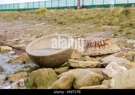 "High Tide" Beton Skulpturen öffentlichen Kunstwerk von Fisher, Wilbourn, Knowles & Brenchley (2001) befindet sich am Strand Roker, Sunderland Stockfoto