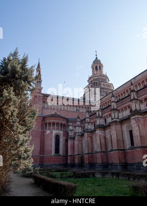 Certosa di Pavia, Italien - 8. März 2015: Außendarstellung der Kirche, die Fassade und hohe Türme. Vor allem der rote Ziegel für den Bau verwendet. Stockfoto