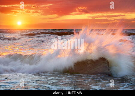 Meerwelle bei Sonnenuntergang, Ostsee Landschaft, Pommern, Polen Stockfoto