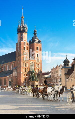 Kutsche warten auf Touristen, Str. Marys Kirche in den Hintergrund, Crackow, Polen, UNESCO Stockfoto