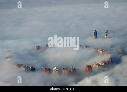 Hochhäuser ragen Bodennebel, von oben gesehen in Doha, Katar Stockfoto