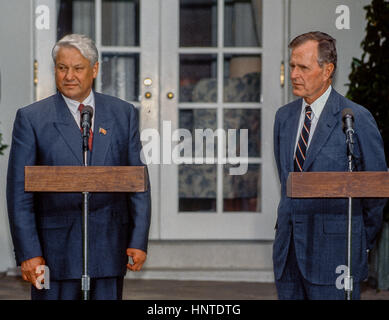 Der russische Präsident Boris Nikolayvich Yeltsin und Präsident der Vereinigten Staaten George H.W. Bush liefern Bemerkungen in der Rose Garden von das Weiße Haus, Washington DC. 20. Juni 1991 zum Abschluss ihres früheren Treffens im Oval Office Foto von Mark Reinstein Stockfoto