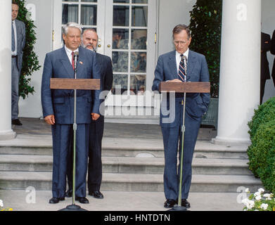 Der russische Präsident Boris Nikolayvich Yeltsin und Präsident der Vereinigten Staaten George H.W. Bush liefern Bemerkungen in der Rose Garden von das Weiße Haus, Washington DC. 20. Juni 1991 zum Abschluss ihres früheren Treffens im Oval Office Foto von Mark Reinstein Stockfoto