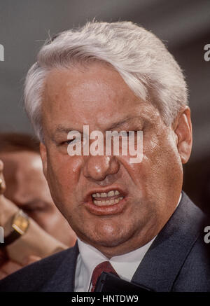 Der russische Präsident Boris Nikolayvich Yeltsin reagiert auf Fragen der Reporter in die West Wing Einfahrt in das Weiße Haus, Washington DC. 20. Juni 1991 am Ende von seinem früheren Treffen im Oval Office mit Präsident George H.W. Bush Foto von Mark Reinstein Stockfoto