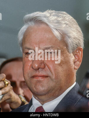 Der russische Präsident Boris Nikolayvich Yeltsin reagiert auf Fragen der Reporter in die West Wing Einfahrt in das Weiße Haus, Washington DC. 20. Juni 1991 am Ende von seinem früheren Treffen im Oval Office mit Präsident George H.W. Bush Foto von Mark Reinstein Stockfoto