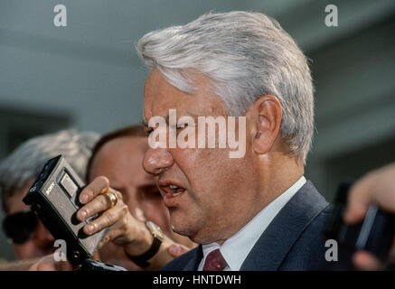 Der russische Präsident Boris Nikolayvich Yeltsin reagiert auf Fragen der Reporter in die West Wing Einfahrt in das Weiße Haus, Washington DC. 20. Juni 1991 am Ende von seinem früheren Treffen im Oval Office mit Präsident George H.W. Bush Foto von Mark Reinstein Stockfoto