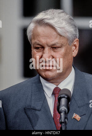 Der russische Präsident Boris Nikolayvich Yeltsin reagiert auf Fragen der Reporter in die West Wing Einfahrt in das Weiße Haus, Washington DC. 20. Juni 1991 am Ende von seinem früheren Treffen im Oval Office mit Präsident George H.W. Bush Foto von Mark Reinstein Stockfoto