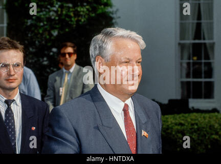 Der russische Präsident Boris Nikolayvich Yeltsin geht in Richtung der Westflügel hierhin ins Weiße Haus, Washington DC. 20. Juni 1991 für seine Sitzung im Oval Office mit Präsident George H.W. Bush Foto von Mark Reinstein Stockfoto