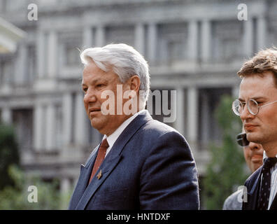 Der russische Präsident Boris Nikolayvich Yeltsin geht in Richtung der Westflügel hierhin ins Weiße Haus, Washington DC. 20. Juni 1991 für seine Sitzung im Oval Office mit Präsident George H.W. Bush Foto von Mark Reinstein Stockfoto