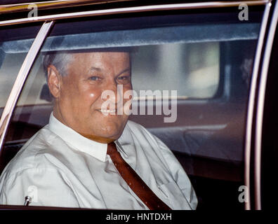 Der russische Präsident Boris Nikolayvich Yeltsin schaut aus dem Fenster aus dem hinteren Sitz seiner Limousine wie er von das Weiße Haus, Washington DC weicht. 20. Juni 1991 nach seinem Treffen im Oval Office mit Präsident George H.W. Bush Foto von Mark Reinstein Stockfoto