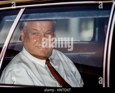 Der russische Präsident Boris Nikolayvich Yeltsin schaut aus dem Fenster aus dem hinteren Sitz seiner Limousine wie er von das Weiße Haus, Washington DC weicht. 20. Juni 1991 nach seinem Treffen im Oval Office mit Präsident George H.W. Bush Foto von Mark Reinstein Stockfoto