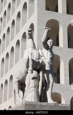 Reiterstatue im Quadrat Colosseum in Rom, Italien Stockfoto