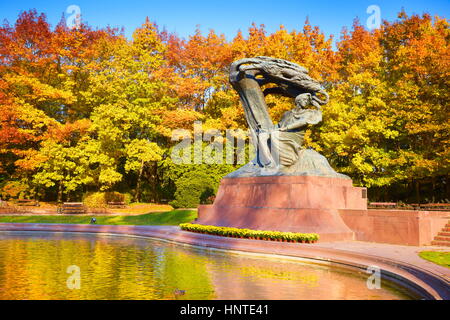 Chopin-Denkmal im Herbst Lazienki-Park, Warszawa, Polen Stockfoto