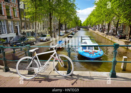 Sehen Sie auf dem Fahrrad und Kanal - Amsterdam, Holland, Niederlande Stockfoto