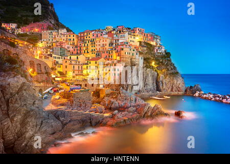 Manarola in der Abenddämmerung, Cinque Terre, Ligurien, Italien Stockfoto