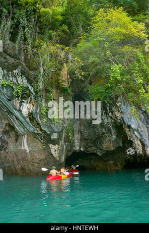 Kayak fahren in Ko Talabeng Island, Provinz Krabi, Thailand Stockfoto