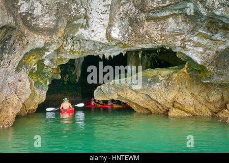 Touristen auf Kajaks erkunden Ko Talabeng Höhle, Provinz Krabi, Thailand Stockfoto