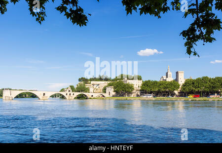 Skyline von Avignon und Pont Saint-Bénézet Brücke vom Fluss Rhone, Avignon, Frankreich Stockfoto