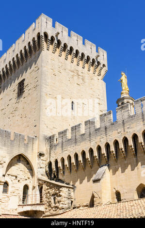 Vergoldete Statue der Jungfrau Maria auf der Glocke Turm Avignon Kathedrale von gesehen von innen das Palais des Papes in Avignon, Frankreich Stockfoto