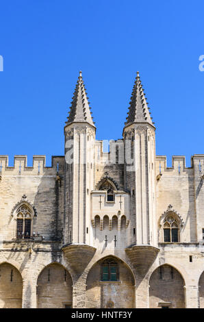 Gotischen Zwillingstürme des Palais Neuf, Palais des Papes, Schlossplatz, Avignon, Frankreich Stockfoto