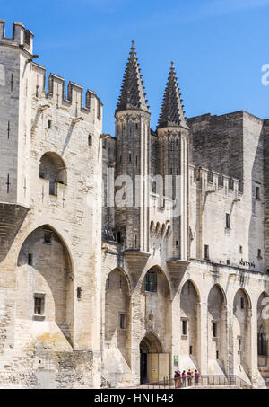 Gotischen Zwillingstürme des neuen Palais, Palast der Päpste, Schlossplatz, Avignon, France Stockfoto