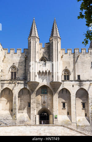 Avignon gotischen Zwillingstürme des neuen Palais, Palast der Päpste, Schlossplatz, Avignon, France Stockfoto