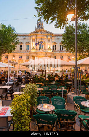 Cafés und Restaurants in den frühen Abendstunden, überragt von dem Hotel de Ville in Place de l ' Horloge, Avignon, Frankreich Stockfoto