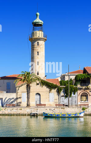 Das Wahrzeichen Stein Leuchtturm entlang der Chenal Maritime, Le Grau-du-Roi, Gard, Frankreich Stockfoto