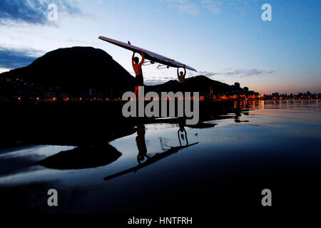 Ruderer, die Vorbereitung auf die frühen Morgenstunden Trainning an Lagune Rodrigo de Freitas, Rio De Janeiro, Brasilien Stockfoto