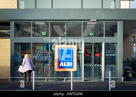 Aldi Supermarkt Shop. Außenaufnahme des Ladenfront mit Aldi Zeichen Stockfoto