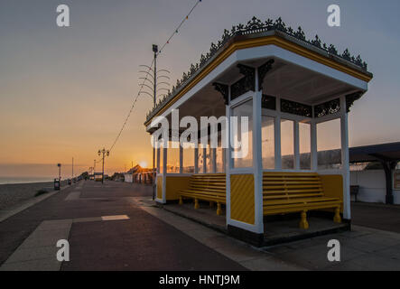 Eine öffentliche Unterschlupf und Sitzbank auf der ein Seafrount Roses in England, UK Stockfoto