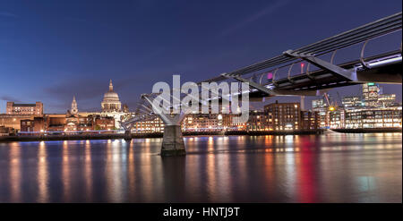 Zeit Nachtansicht der Millennium Bridge und Themse, London, UK, mit St Pauls Cathedral, leuchtet am gegenüberliegenden Ufer des Flusses