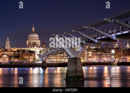 Zeit Nachtansicht der Millennium Bridge und Themse, London, UK, mit St Pauls Cathedral, leuchtet am gegenüberliegenden Ufer des Flusses Stockfoto