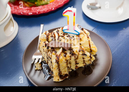 Ein Jahr Kuchen. Geburtstag Kuchen mit Nummer eins. Glückwünsche zum Geburtstag Stockfoto