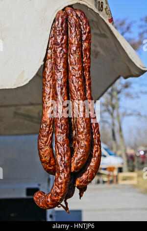 Traditionell hausgemachte Würste ausgesetzt zum Verkauf bereit. Stockfoto