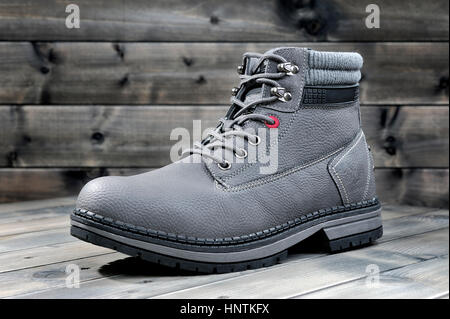 Nahaufnahme von Winter Herrenschuhe auf einem alten Holz Hintergrund fotografiert. Stockfoto