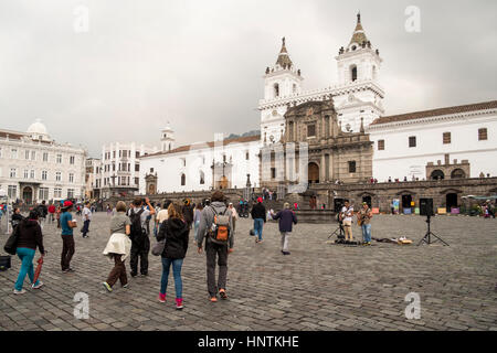 Quito, Ecuador. Plaza de San Francisco mit der Kirche und Kloster des Heiligen Franziskus (Iglesia y Monasterio de San Francisco), Stockfoto