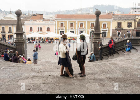 Quito, Ecuador. Plaza de San Francisco gesehen von den Stufen der Kirche und des Klosters des Heiligen Franziskus (Iglesia y Monasterio de San Francisco), Stockfoto