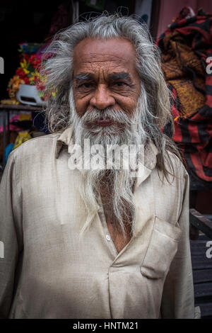 Alten indischen Mann mit langen grauen Haaren und Bart, Pushkar, Indien Stockfoto