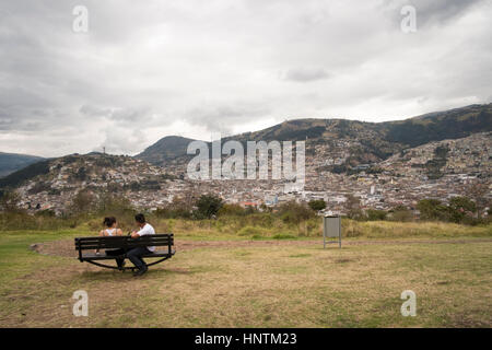 Ein paar auf einer Bank im Park Itchimbia Quito, Ecuador Stockfoto