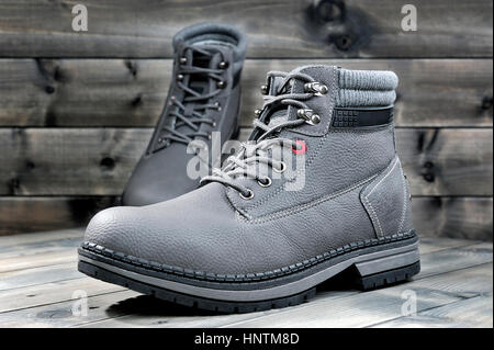 Nahaufnahme von Winter Herrenschuhe auf einem alten Holz Hintergrund fotografiert. Stockfoto