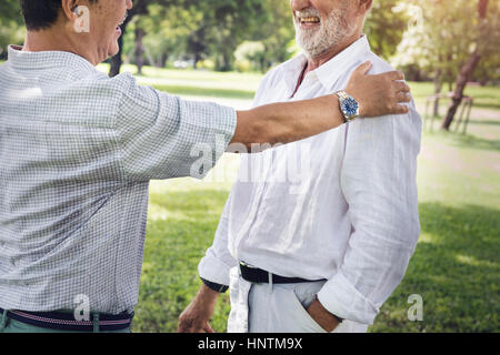 Senioren Freunde Ruhestand reden Lachen Konzept Stockfoto