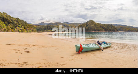 Kajak, liegend auf dem Strand, Anchorage Bucht, Abel Tasman Nationalpark, Tasman Region Southland, Neuseeland Stockfoto