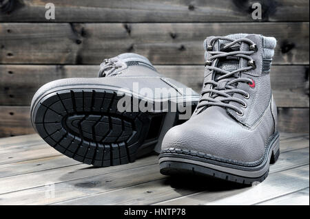 Nahaufnahme von Winter Herrenschuhe auf einem alten Holz Hintergrund fotografiert. Stockfoto