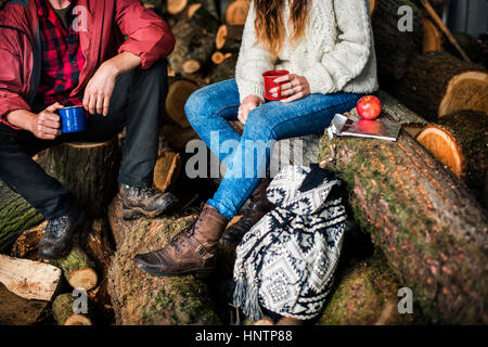 Menschen Freundschaft Camping Sägemühle Entspannungs Zweisamkeit-Konzept Stockfoto