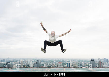 Mann Übung Workout auf dem Dach Konzept Stockfoto