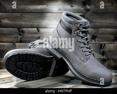 Nahaufnahme von Winter Herrenschuhe auf einem alten Holz Hintergrund fotografiert. Stockfoto