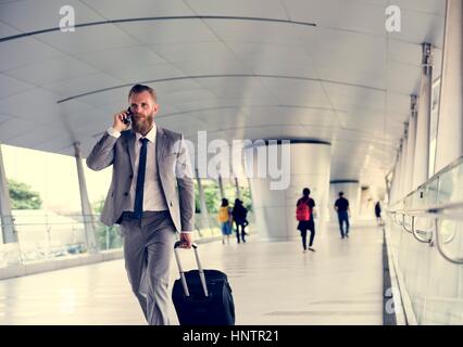 Geschäftsleute gehen Anruf Telefon Gepäck Geschäftsreise Stockfoto