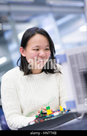 Eine Frau-Ingenieur arbeitet mit Elektronik Stockfoto